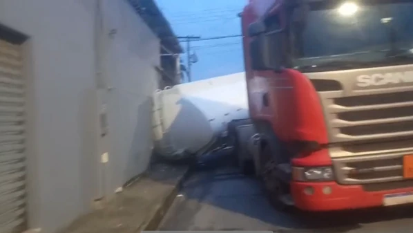 Veículo transportava 22 mil litros de gasolina no momento do acidente; não houve feridos e vazamento de combustível