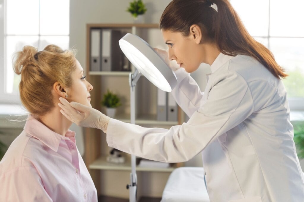 A recomendação profissional ajuda a montar uma rotina de cuidado mais segura (Imagem: Studio Romantic | Shutterstock)