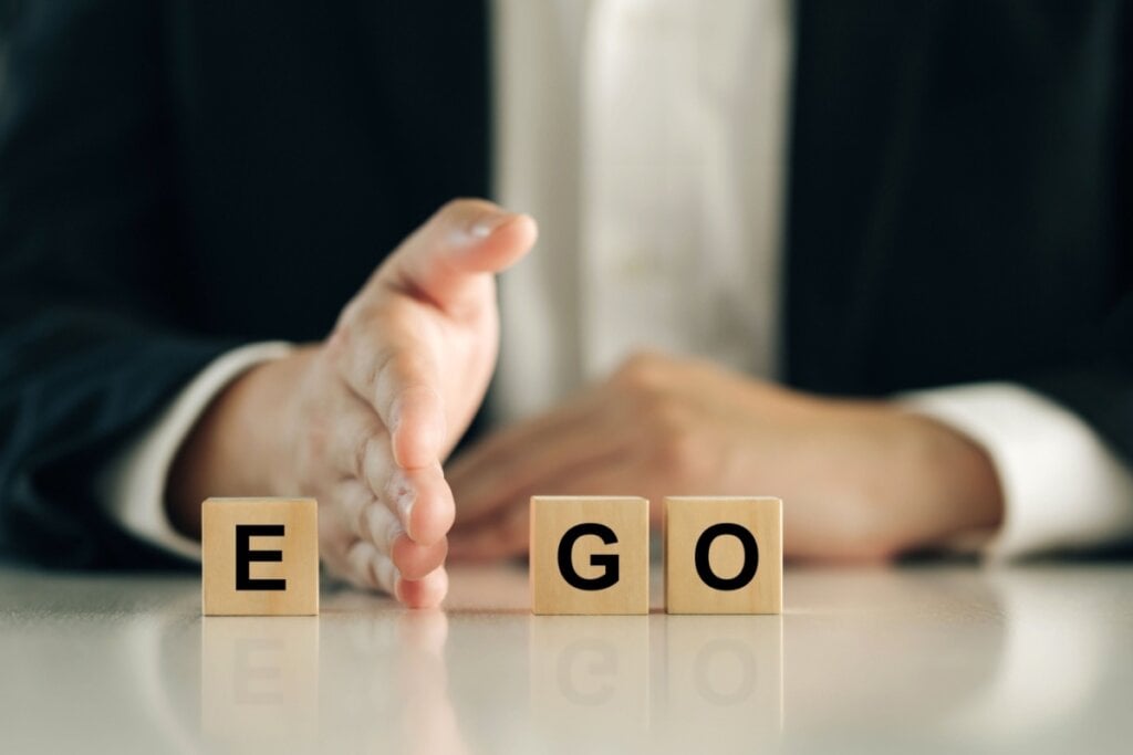 Ao parar de atender às exigências do ego, surge mais espaço para viver com autenticidade (Imagem: chayanuphol | Shutterstock)