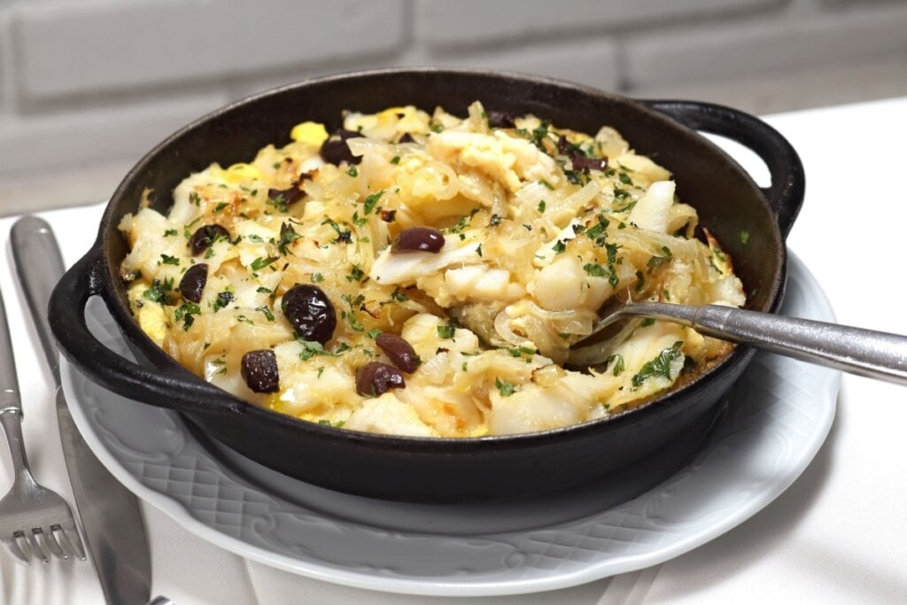 Bacalhau de forno com batata e azeitona (Imagem: lhmfoto | Shutterstock)