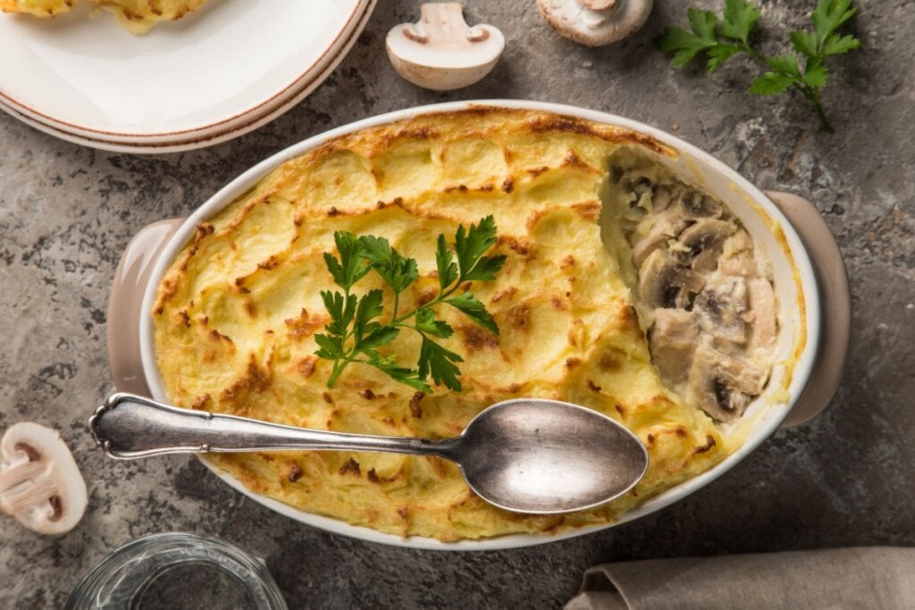 Escondidinho de mandioca com frango e cogumelo (Imagem: Anna Shepulova | Shutterstock)