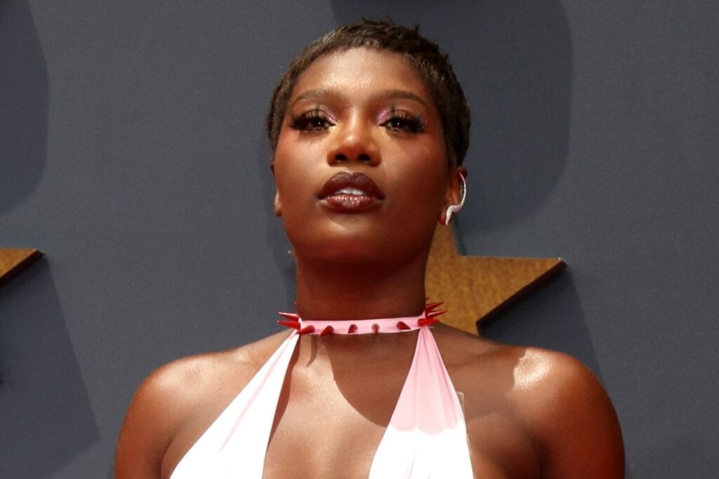 O delineado que se estende até o canto interno dos olhos é um traço marcante da cantora Doechii (Imagem: Kathy Hutchins | Shutterstock)