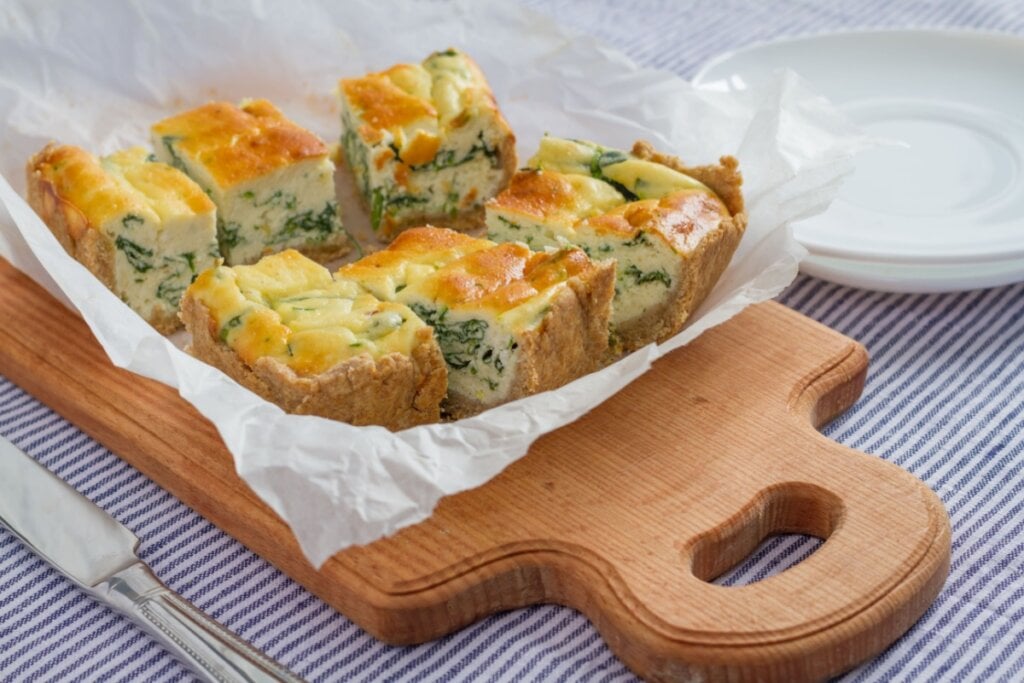 Torta de ricota com espinafre e aveia (Imagem: Oleksandra Naumenko | Shutterstock)