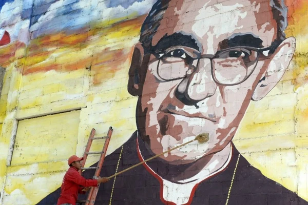 Painel com a imagem de dom Óscar Romero, arcebispo e expoente da Teologia da Libertação que foi assassinado durante uma missa em 1980