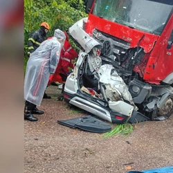 De acordo com o Corpo de Bombeiros, uma pessoa morreu no interior do veículo de passeio