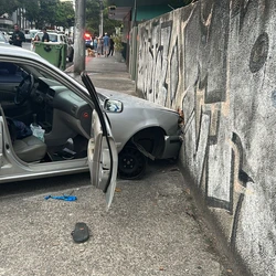 Os dois suspeitos bateram com o veículo no muro de uma casa e foram detidos; mais de 10 viaturas da Polícia Militar e da Guarda Municipal de Vitória se envolveram na ocorrência