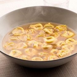 Em todos os países, os caldos têm aliviado doenças, marcado celebrações e feito com que ingredientes escassos rendam muito, bem antes de se tornarem uma tendência de bem-estar.