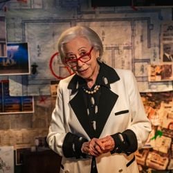 Aos 96 anos, atriz lança a comédia 'Velhos Bandidos' e planeja leitura de texto clássico do filósofo romano Cícero nos teatros do país.