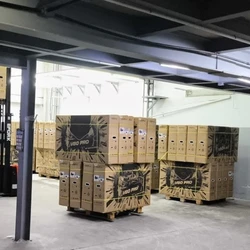 Fiscais flagraram a descarga dos veículos em estabelecimento irregular localizado em Vitória; infrator vai ter que pagar R$ 94 mil em multas e impostos