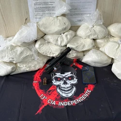 Com Romildo Porto dos Santos, os policiais ainda encontraram uma pistola com numeração raspada e munição