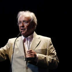 Ator, diretor, escritor e dramaturgo estava internado em São Paulo. Relembre a trajetória do artista, que interpretou o Dr. Albieri em 'O Clone'