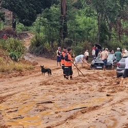 A pista chegou a ficar bloqueada para a passagem de veículos nos dois sentidos por conta da lama trazida pela enxurrada