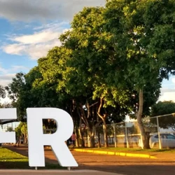 A criança foi esquecida pelo professor no estacionamento da universidade, por volta das 13 horas, quando ele chegava para lecionar uma aula