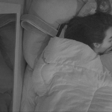 Imagem - Jonas e Jordana trocam carícias debaixo do edredom do BBB 26