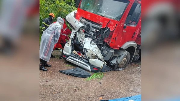 De acordo com o Corpo de Bombeiros, uma pessoa morreu no interior do veículo de passeio