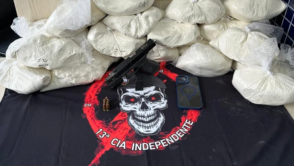 Com Romildo Porto dos Santos, os policiais ainda encontraram uma pistola com numeração raspada e munição