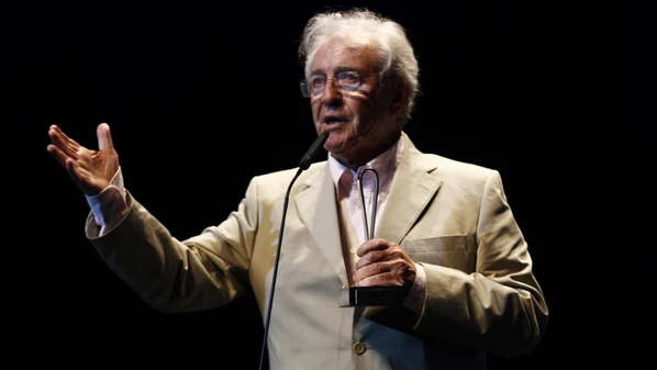 Ator, diretor, escritor e dramaturgo estava internado em São Paulo. Relembre a trajetória do artista, que interpretou o Dr. Albieri em 'O Clone'