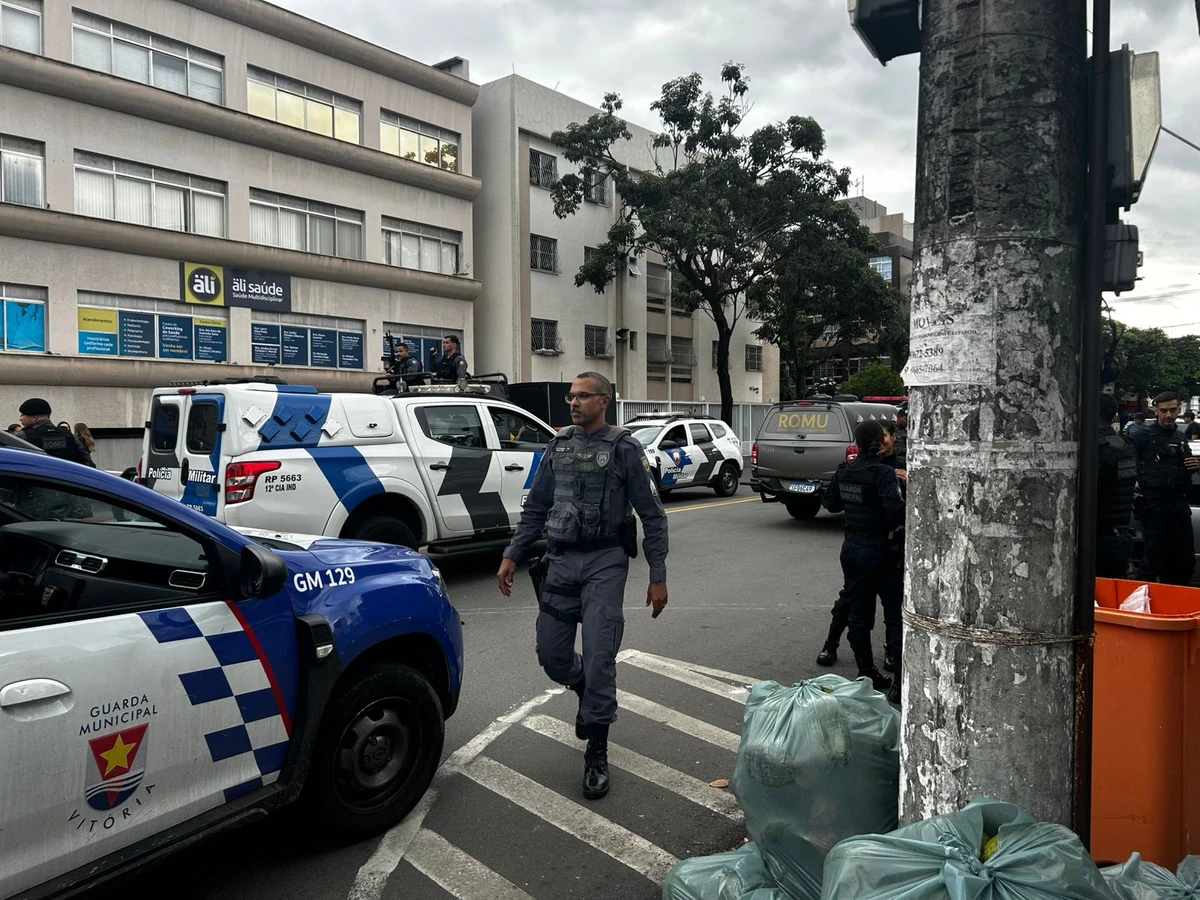 Após perseguição da PM e da Guarda Municipal, suspeito de roubo bate carro em muro de casa em Jardim da Penha por André Cypreste