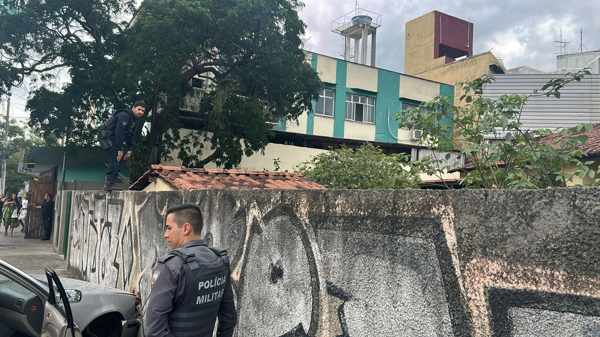 Após perseguição da PM e da Guarda Municipal, suspeito de roubo bate carro em muro de casa em Jardim da Penha por André Cypreste