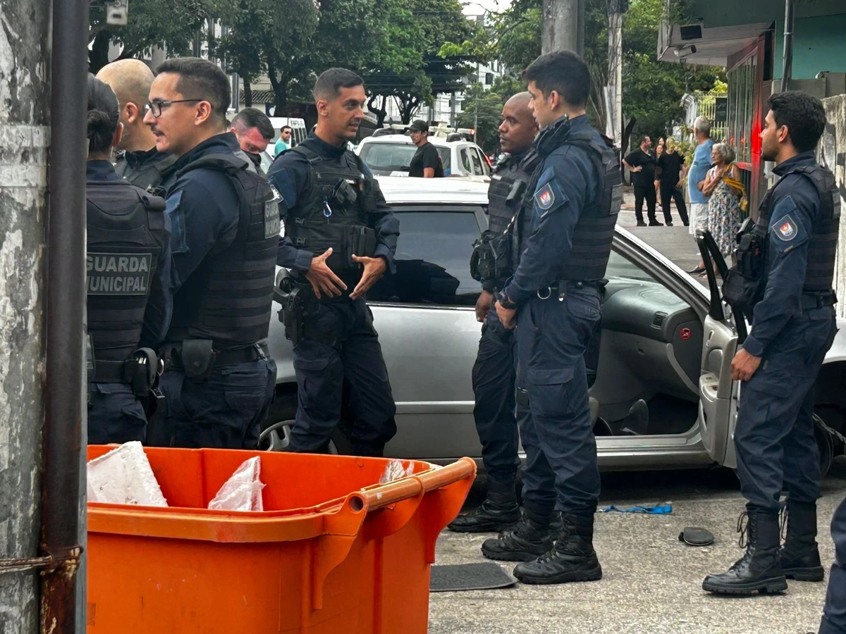 Após perseguição da PM e da Guarda Municipal, suspeito de roubo bate carro em muro de casa em Jardim da Penha por André Cypreste