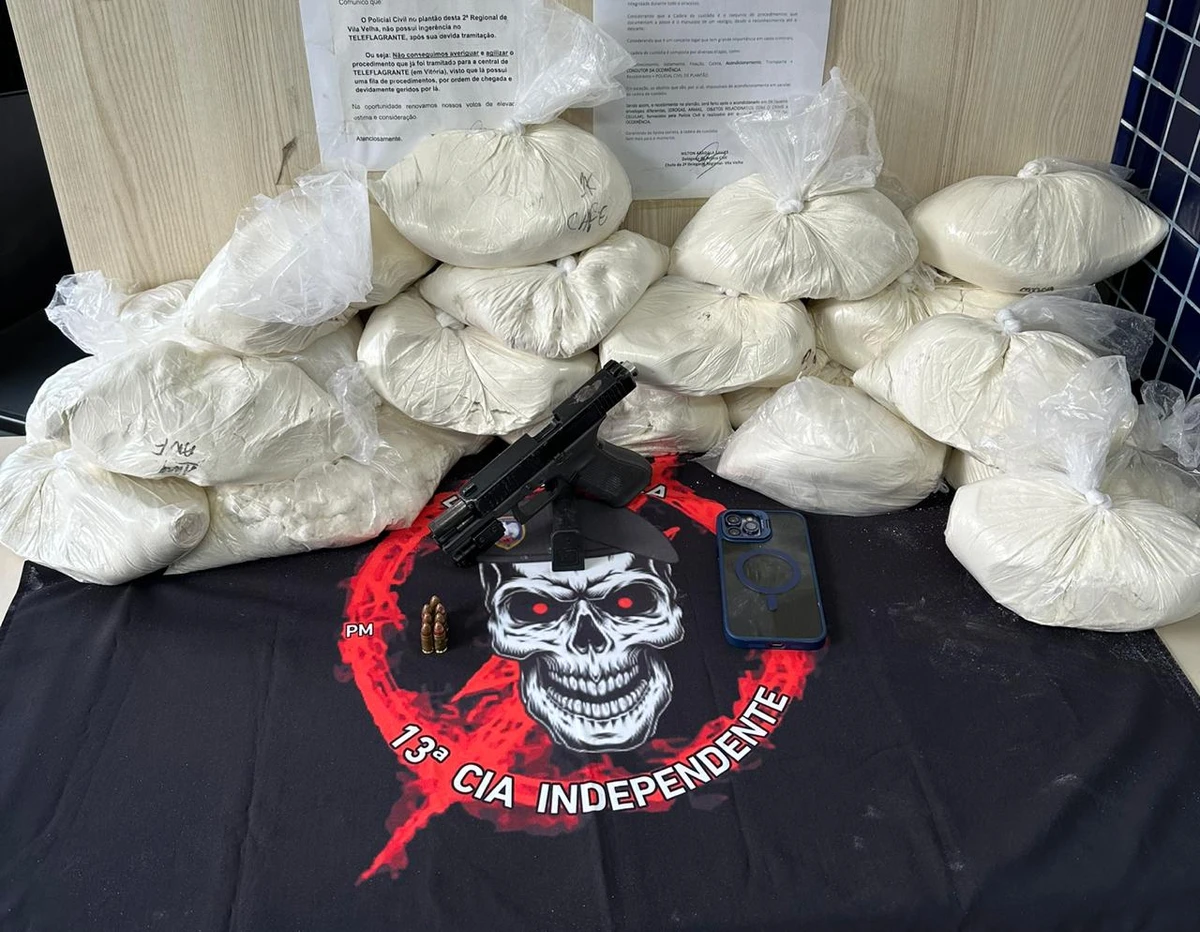 Cocaína, arma e munição apreendidos pela Polícia Militar no bairro Normília da Cunha, em Vila Velha