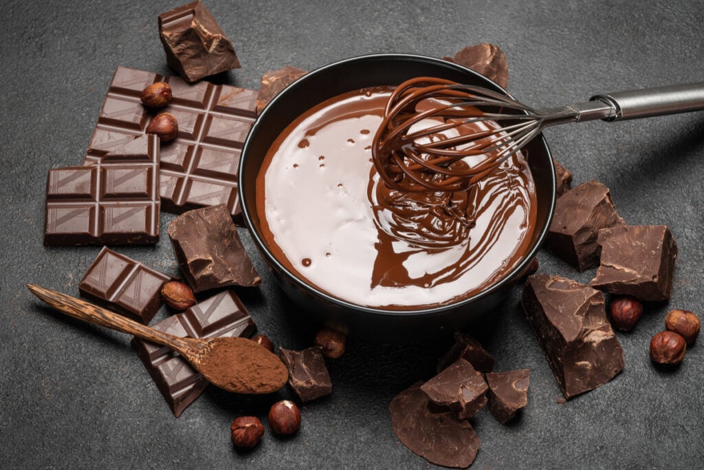 Chocolate derretido pode ser usado em diferentes receitas doces (Imagem: RESTOCK images | Shutterstock)