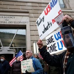 Organizações internacionais alertaram que o fim da ajuda humanitária dos EUA causaria um catástrofe, mas, um ano depois, muitos países do continente parecem ter encontrado alternativas.