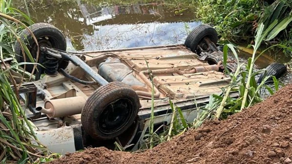 Bandidos estavam armados e se envolveram em acidente durante a fuga com o carro roubado. O veículo caiu em área de brejo