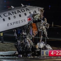 Aeronave da Air Canada vinda de Montreal pousava no LaGuardia quando bateu no veículo.