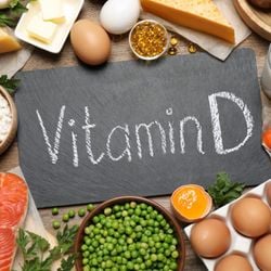 Além da exposição solar, também é possível obter pequenas quantidades do nutriente por meio da alimentação