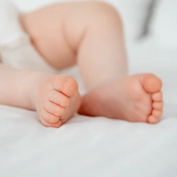 Medicamento recém-aprovado pode reduzir riscos ao desenvolvimento infantil e permitir maior flexibilidade na dieta de pacientes com a condição