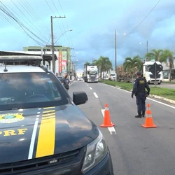 Interdição parcial foi mantida após vistoria da Defesa Civil; estrutura do local apresenta risco de desmoronamento e passa por nova avaliação nesta segunda-feira (23)