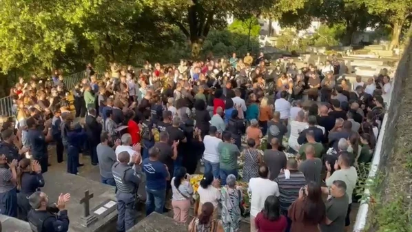 Familiares, amigos e autoridades estiveram presentes no enterro de Dayse Barbosa Mattos, em Santo Antônio; ela foi morta pelo marido na madrugada desta segunda (23)