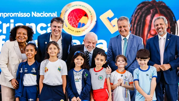 Percentual representa avanço em relação ao ano anterior e supera a meta, que era alcançar 64% de alunos da rede pública