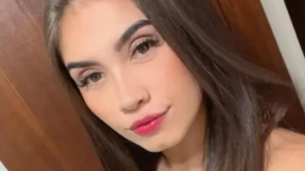 A mulher teria sido perseguida pelo ex-companheiro pelas ruas da cidade; segundo uma testemunha, ela estava no veículo quando o homem, que dirigia uma moto, iniciou uma discussão e atirou contra ela em seguida