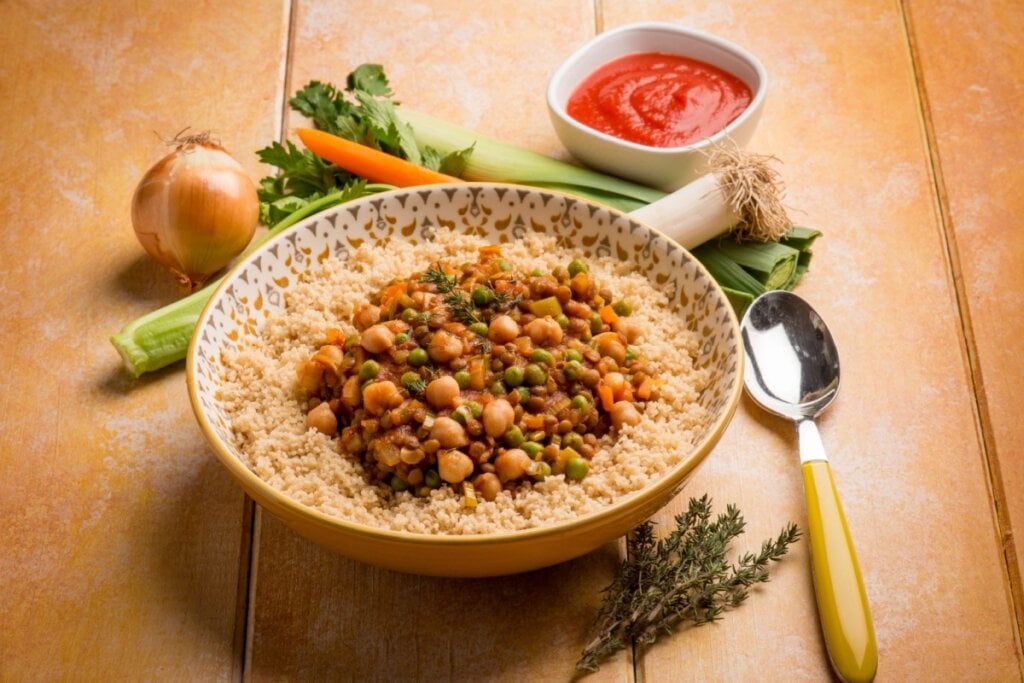 Cuscuz marroquino com molho de lentilha e grão-de-bico (Imagem: marco mayer | Shutterstock)