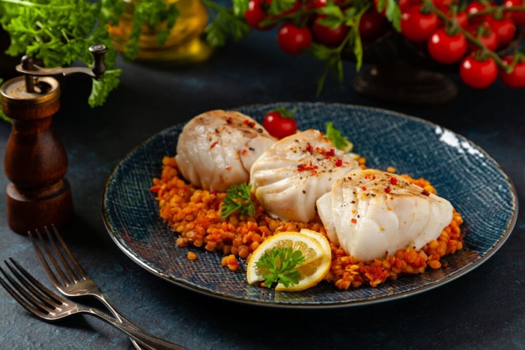 Lombo de bacalhau com lentilha (Imagem: gkrphoto | Shutterstock)