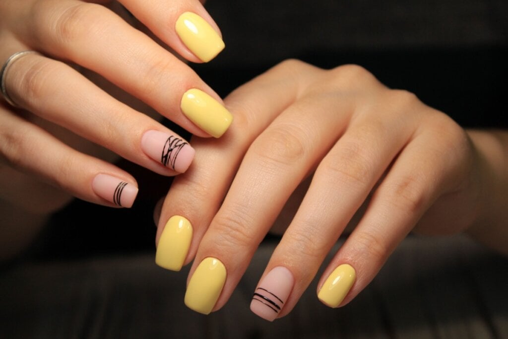 O amarelo manteiga combina delicadeza e elegância (Imagem: SmirMaxStock | Shutterstock)