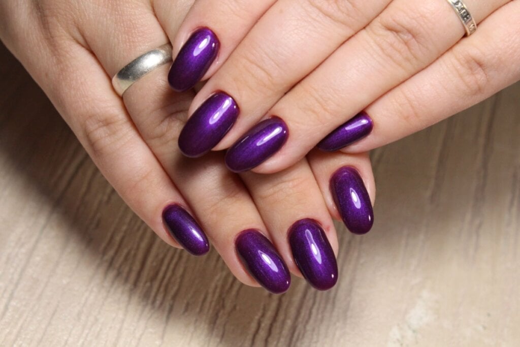 O ametista  foge do clássico vermelho e abre espaço para uma interpretação mais contemporânea da cor (Imagem: SmirMaxStock | Shutterstock)