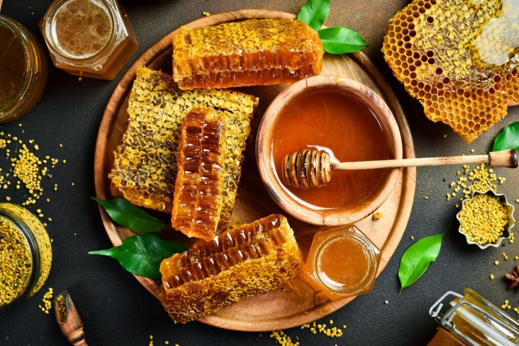 O mel é um alimento que oferece benefícios para a saúde (Imagem: YARUNIV Studio | Shutterstock)