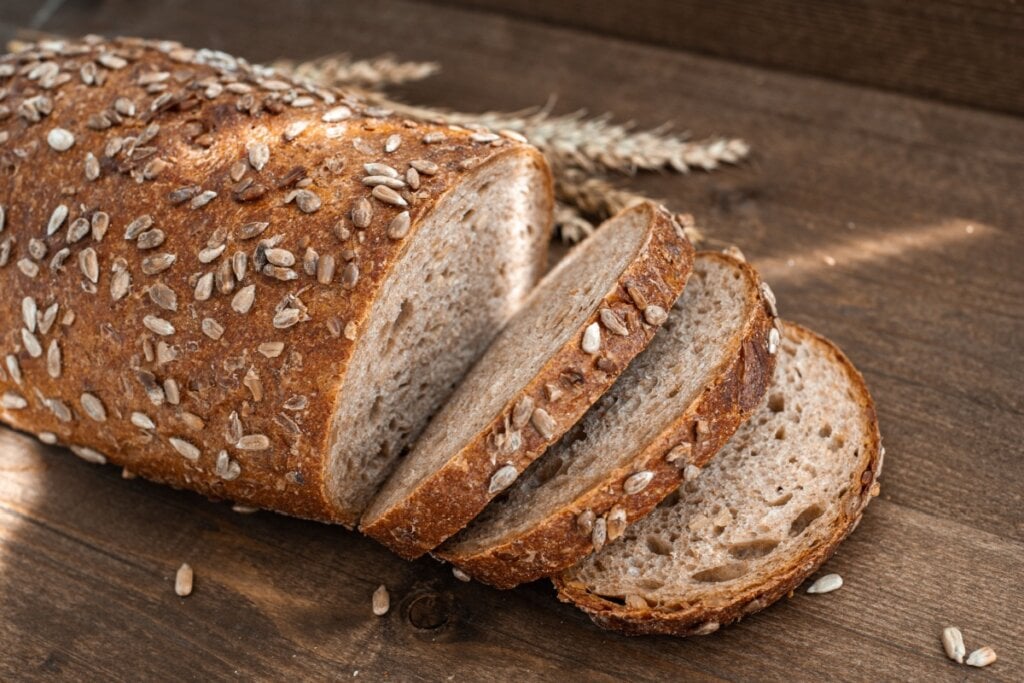 Pão integral com centeio e semente de girassol (Imagem: Lokana | Shutterstock)