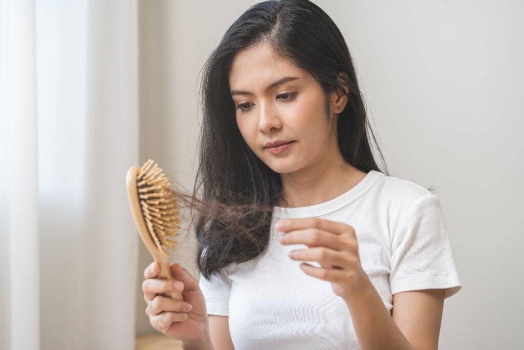 Queda de cabelo e unhas quebradiças são um dos sinais comuns de deficiência de nutrientes (Imagem: Kmpzzz | Shutterstock)