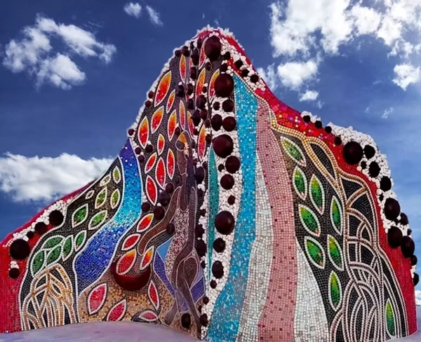 Pela linguagem do mosaico, Vania Cáus criou o monumento em homenagem às Paneleiras