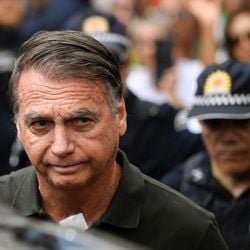 Bolsonaro segue internado no DF Star, em tratamento de uma pneumonia bacteriana bilateral