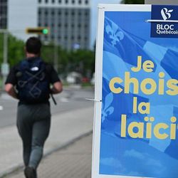 Apoiado por alguns e questionado por outros, o projeto de lei aprovado na província de Quebec para regulamentar o uso de símbolos religiosos no serviço público vai à Suprema Corte do país, para julgar a sua constitucionalidade.