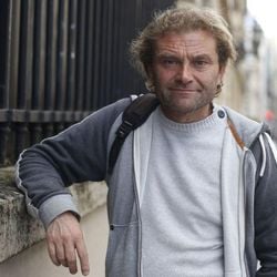 Jean-Marie Roughol viveu nas ruas de Paris por 27 anos, até que um encontro casual mudou sua vida. De sem-teto, ele se tornou escritor de um best-seller