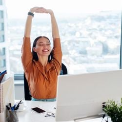 Postura inadequada, longas horas em frente ao computador e carregar peso incorretamente podem agravar o quadro
