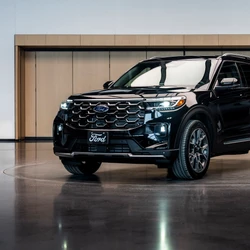 Novo “papamóvel” é baseado no Ford Explorer Platinum 2026 e tem detalhes internos exclusivos que fazem referência ao Pontífice, que nasceu em Chicago, cidade onde fica uma das fábricas da empresa