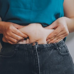 A prevenção envolve a adoção de um estilo de vida saudável, com alimentação equilibrada, evitando excesso de açúcares e carboidratos e priorizando frutas e vegetais.