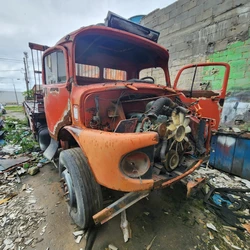 Homem de 47 anos tinha mandados por furto, receptação e apropriação indébita; estabelecimento foi interditado